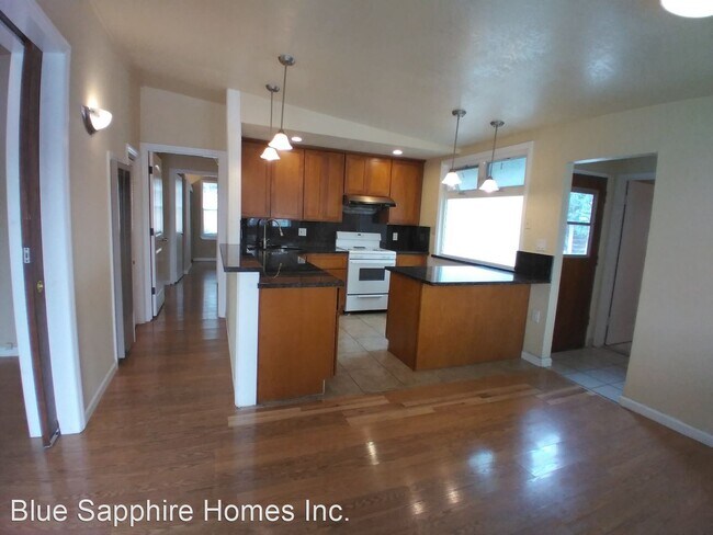 Foto del edificio - 3 br, 2 bath House - 771 Madrone Ave