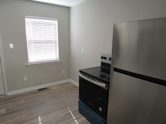 Building Photo - Charming 2BD/1BA Garden-Style Apartment