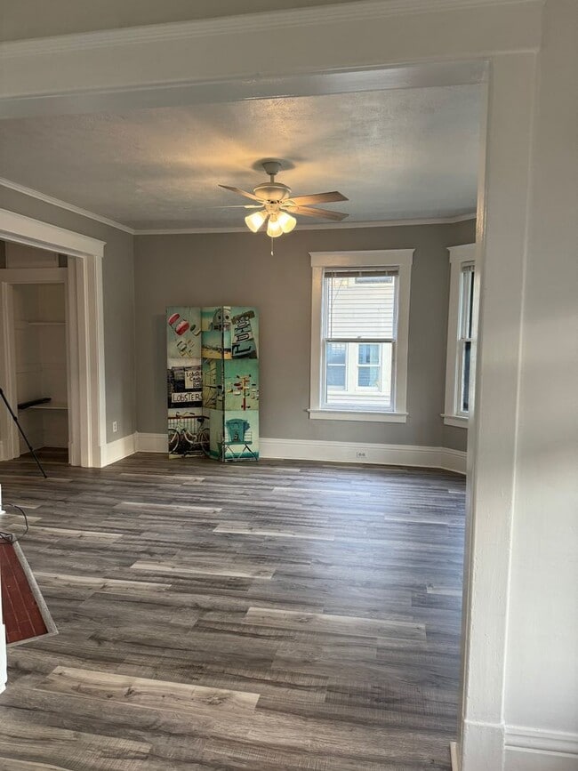 Building Photo - 841 E University Ave