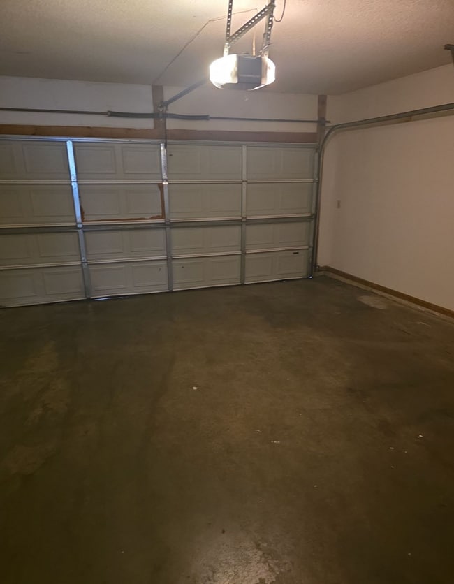 Building Photo - Great 3 Bed 2 Bath 2 Car Garage Flat Duplex- Pets ok!