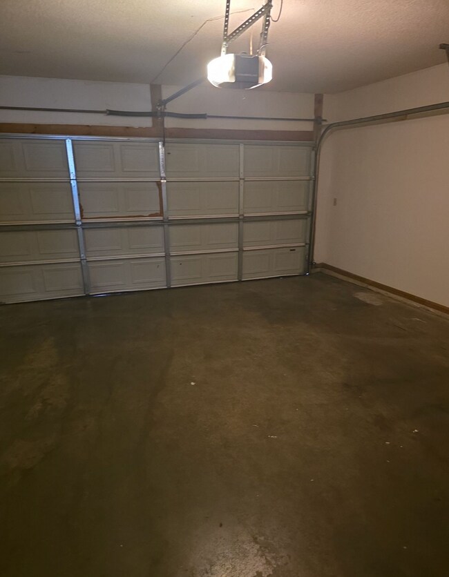 Foto del edificio - Great 3 Bed 2 Bath 2 Car Garage Flat Duplex- Pets ok!