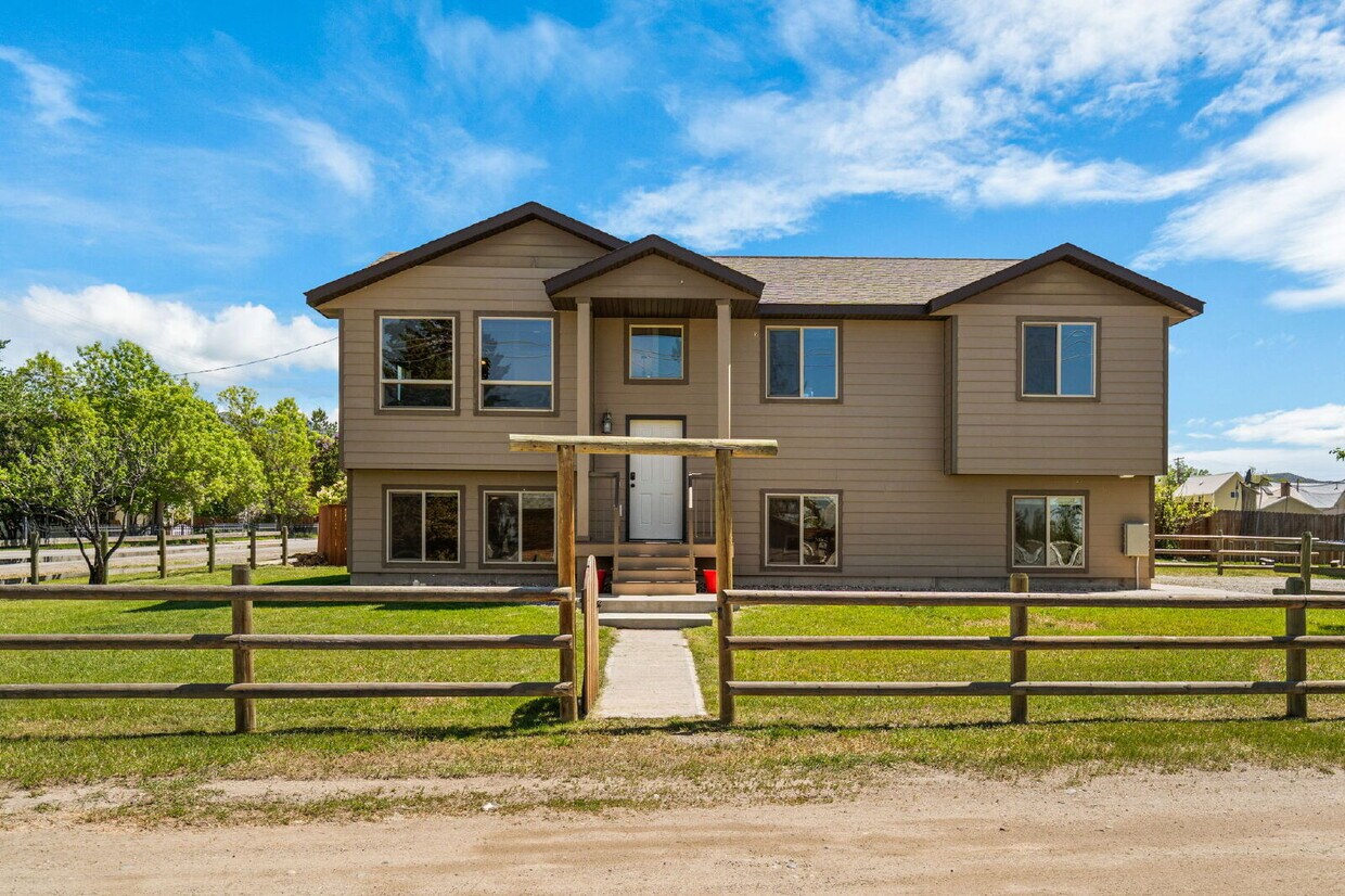 Primary Photo - Spacious 3-Bed, 2-Bath Upper-Level Duplex