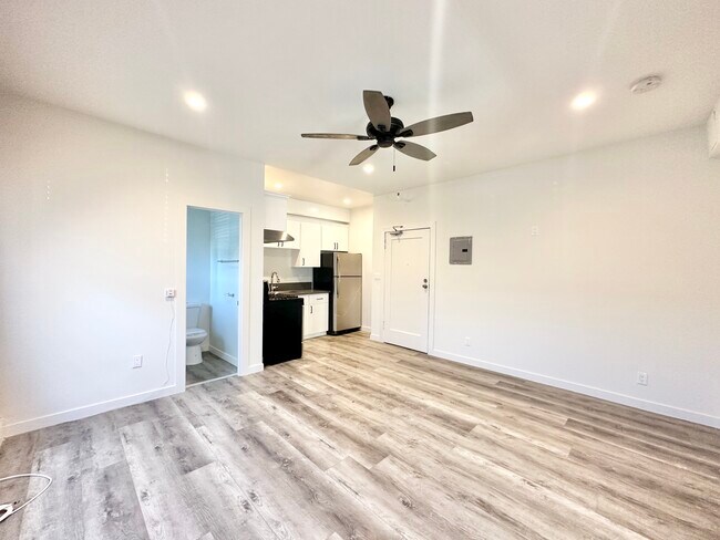 Building Photo - 207 N Oxford Ave Los Angeles, CA 90004