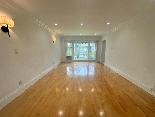 Building Photo - 8576 Holloway Dr