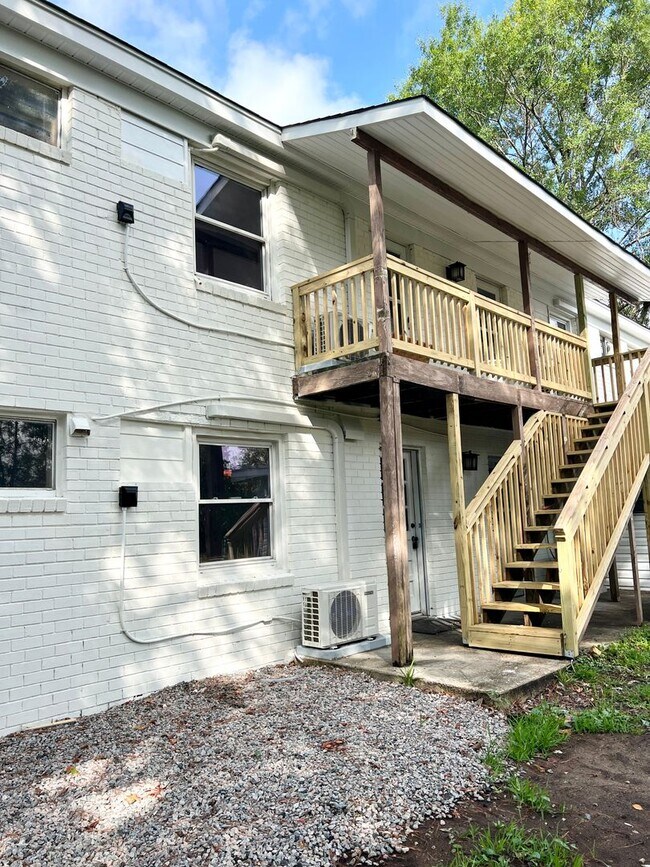 Building Photo - First Floor - SPACIOUS & fully renovated! ...