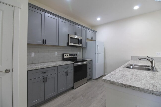 Building Photo - 3 Bed/2.5 Bath + Flex Room Townhouse in Ke...