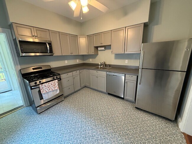 Building Photo - Charming 2 Bed, 2.5 Bath Home with Den & B...