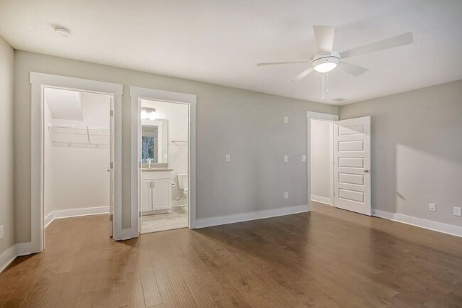 Building Photo - Available April 10th. Great 3 BR/3.5 BA Townhouse in Park Circle!