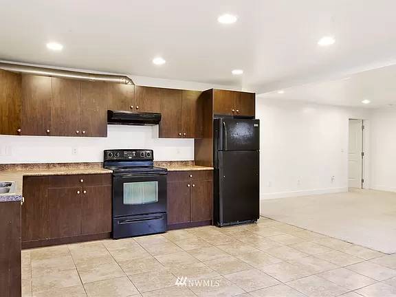 Foto del edificio - 3-Bedroom Apartment with Fenced Backyard N...