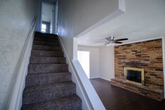 Building Photo - 4 Bd/2 Ba - Moore, OK