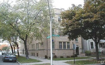 Building Photo - 1542 W Waveland Ave