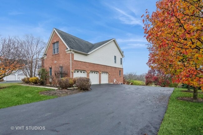 Building Photo - 22 Doral Dr