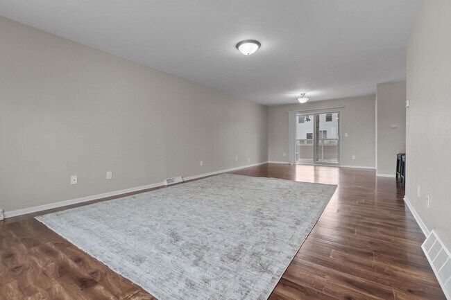 Gran sala de estar y comedor abiertos. - W6155 Aerotech Dr