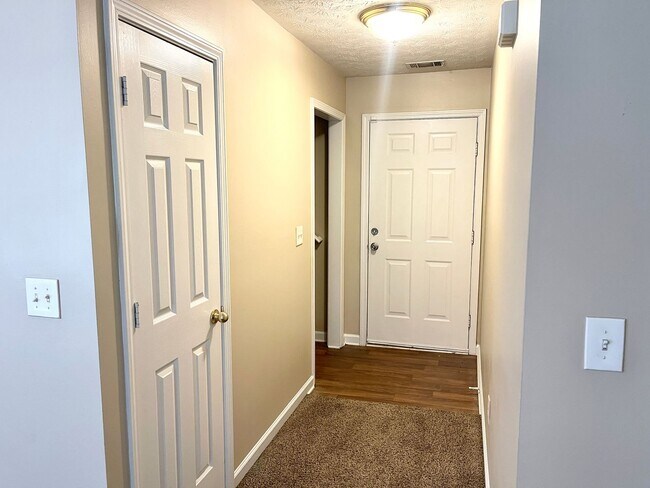 Foto del edificio - Welcome to this stunning 3-bedroom, 2-bath...