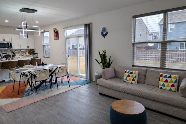 Foto del edificio - Spacious 4-Bedroom Modern Home with 3 Full Baths.