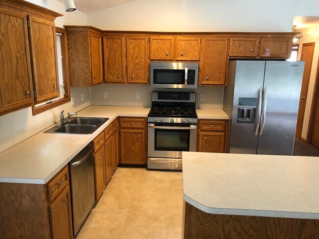 Building Photo - 5560 Eric St