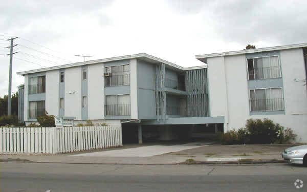 Building Photo - 1215 Woodside Rd