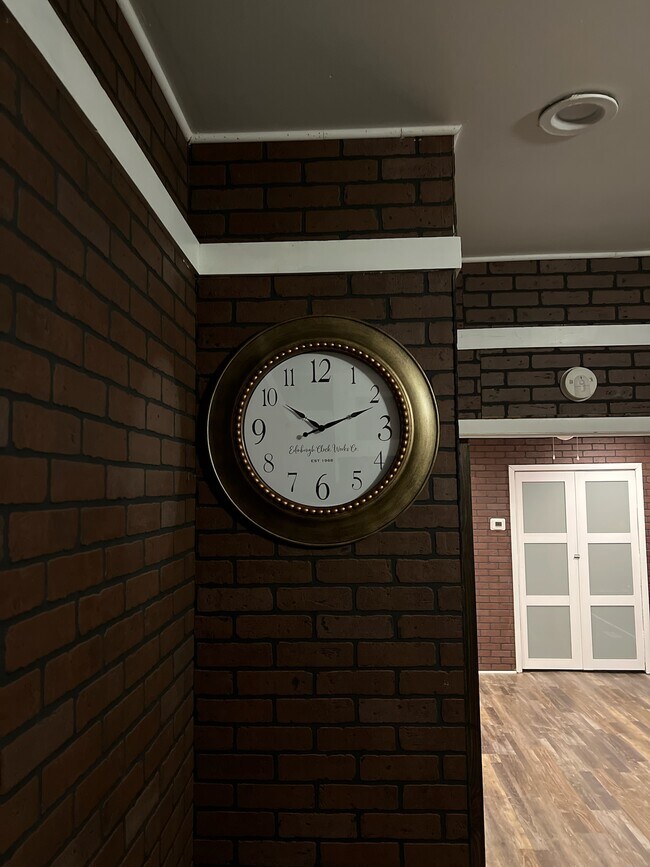 sala de estar todavía - 405 W Harnett St