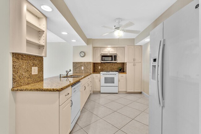 Building Photo - 1150 Hillsboro Mile