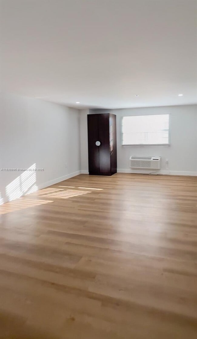 Foto del edificio - 2855 W Commercial Blvd