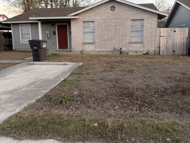 Building Photo - Bright & Inviting 2-Bedroom Duplex in a Highly Desirable Central Location