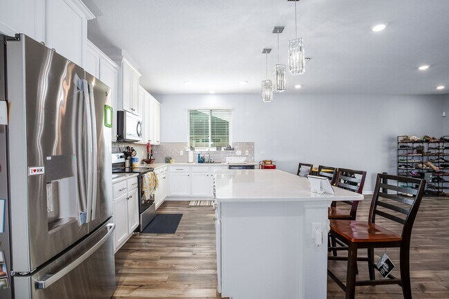 Foto del edificio - Spacious 3BR Home with Flex Space, Large Backyard & Open Floor Plan