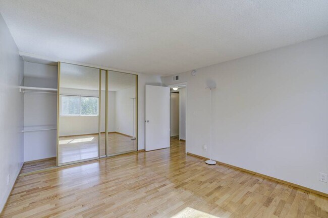 Foto del edificio - 255 S Rengstorff Ave