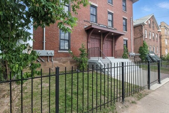 Building Photo - 45 Squire St