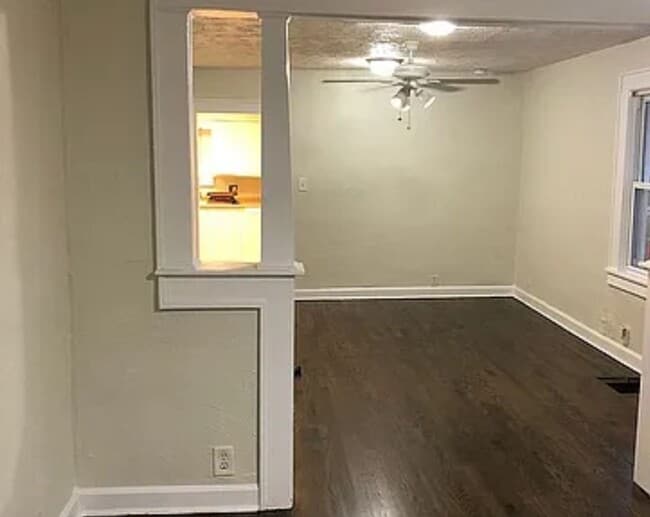 Building Photo - Cozy 2 Bedroom