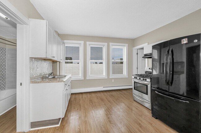 Building Photo - 50 1/2 Common St