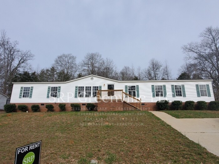 Primary Photo - 4 Bedroom Home in Fountain Inn