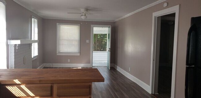 Foto del edificio - 105 Ross Rd