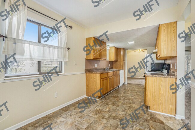 Building Photo - 3905 Camelot - Roomy 3 bedroom with Natura...
