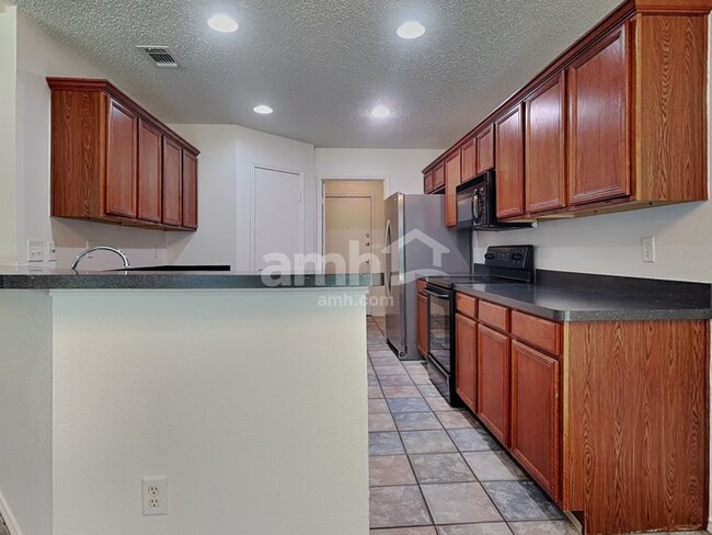 Building Photo - 818 La Sierra Ct
