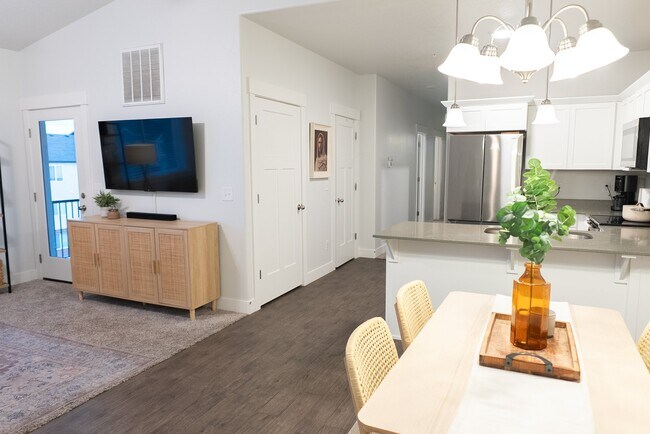 Foto del edificio - 4873 Poplar Wy
