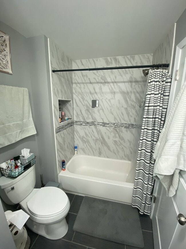 Building Photo - Beautiful Renovated 2 bedroom home with of...