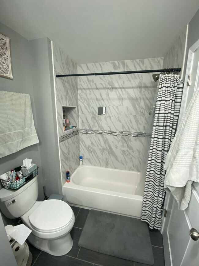 Foto del edificio - Beautiful Renovated 2 bedroom home with of...