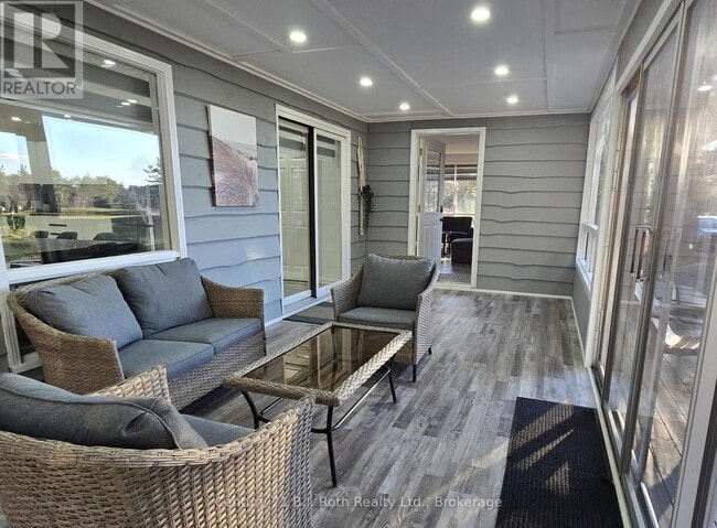 Building Photo - 375 Santas Village Rd