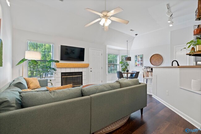 Foto del edificio - 223 Cypress Creek Dr