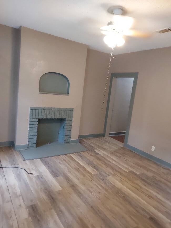 Building Photo - 216 W 19th Ave