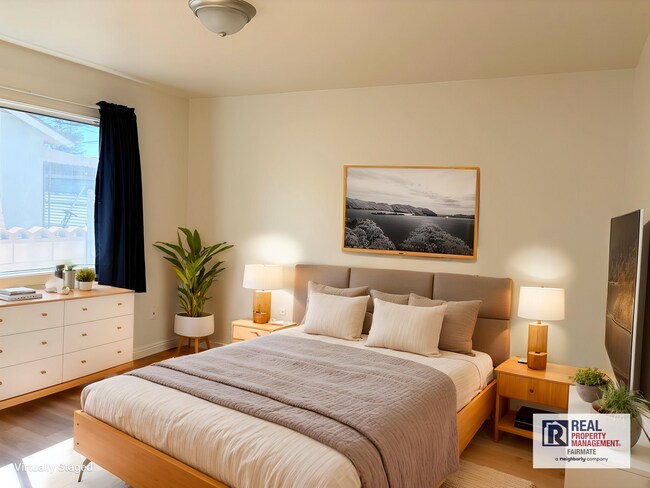 Building Photo - Pool open Updated kitchen spacious bedroom