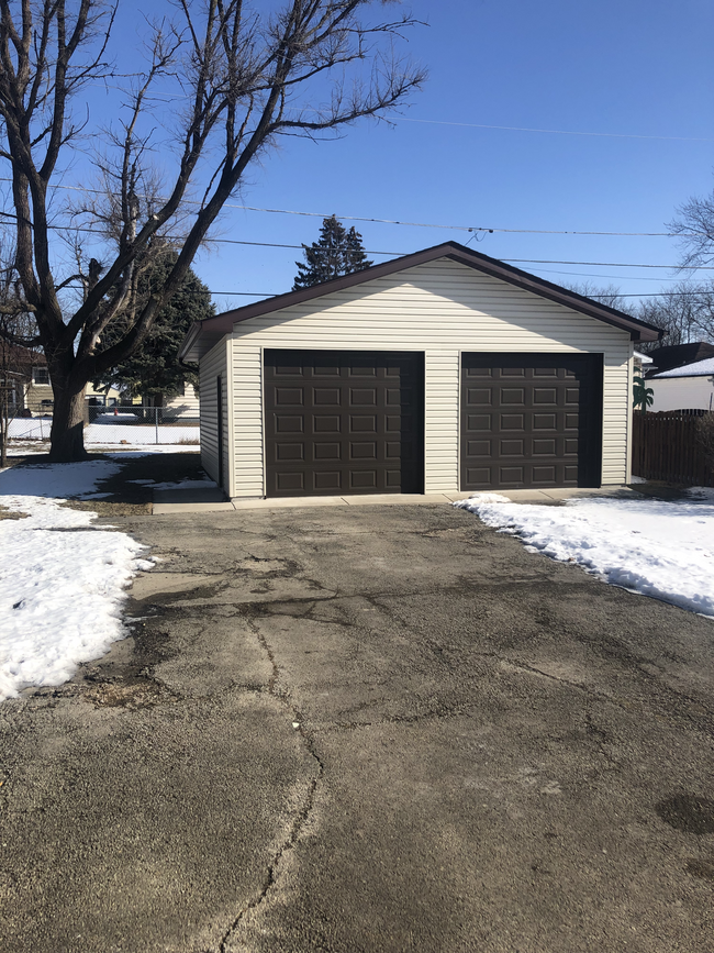 2.5 car garage. 1 car parking/unit. - 1510 Waverly Plz