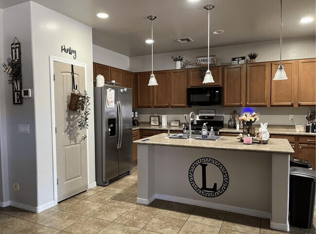 Building Photo - 40893 W Bedford Dr