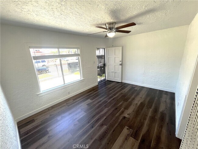 Building Photo - 1702 W 60th St