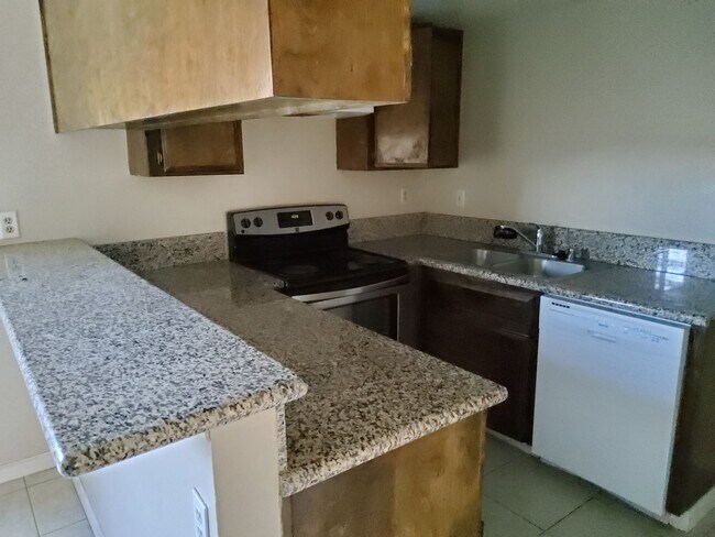 Foto del edificio - 7909 S Laurelglen Blvd