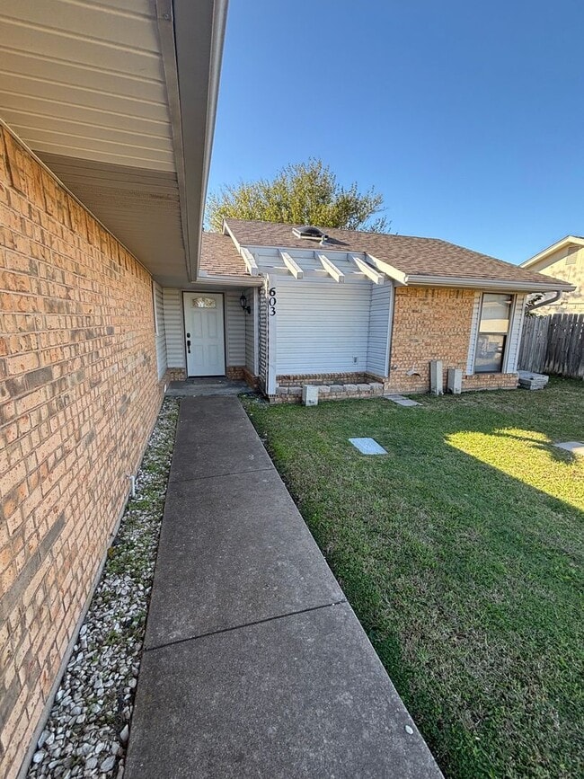 Building Photo - Beautifully remodeled with new paint, floo...