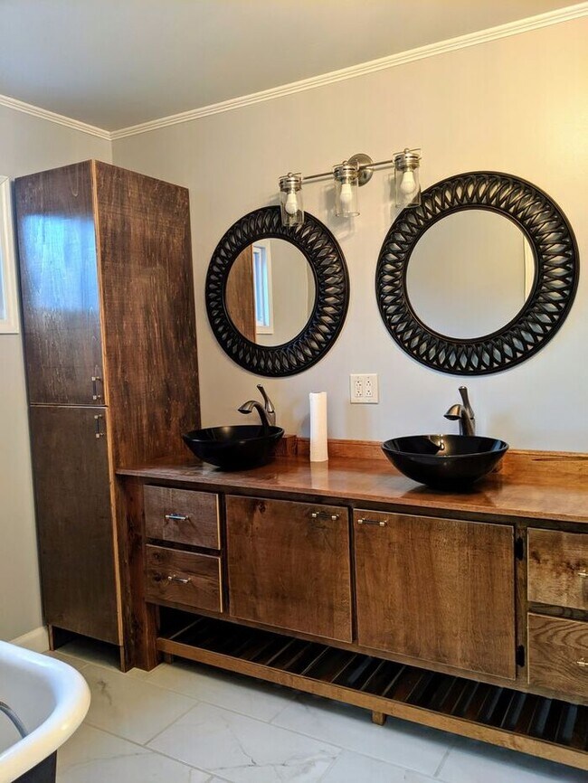Building Photo - Newly Renovated Marion Home!