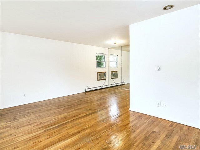Foto del edificio - 366 W John St
