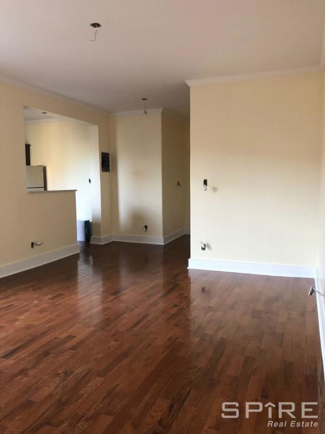 Building Photo - Massive Renovated 1 Bedroom Apartment