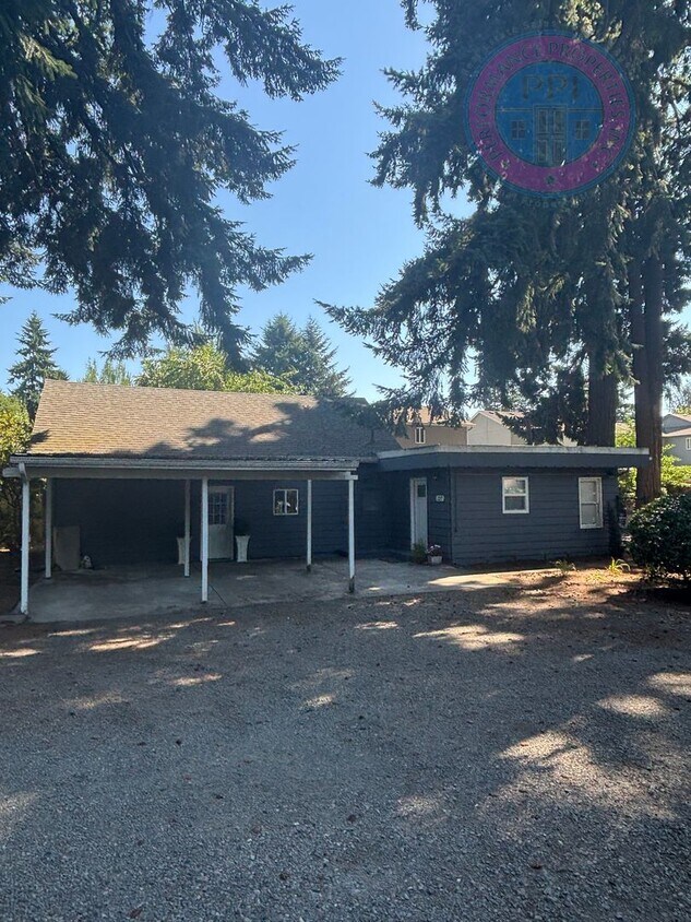 Foto principal - Newly Remodeled Home With Large Yard In Ro...